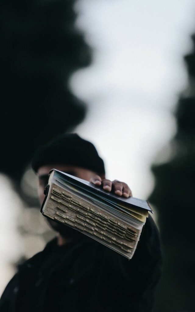 Biblia Segurando a Biblia Jovem Segurando a Biblia Homem Segurando a Biblia
